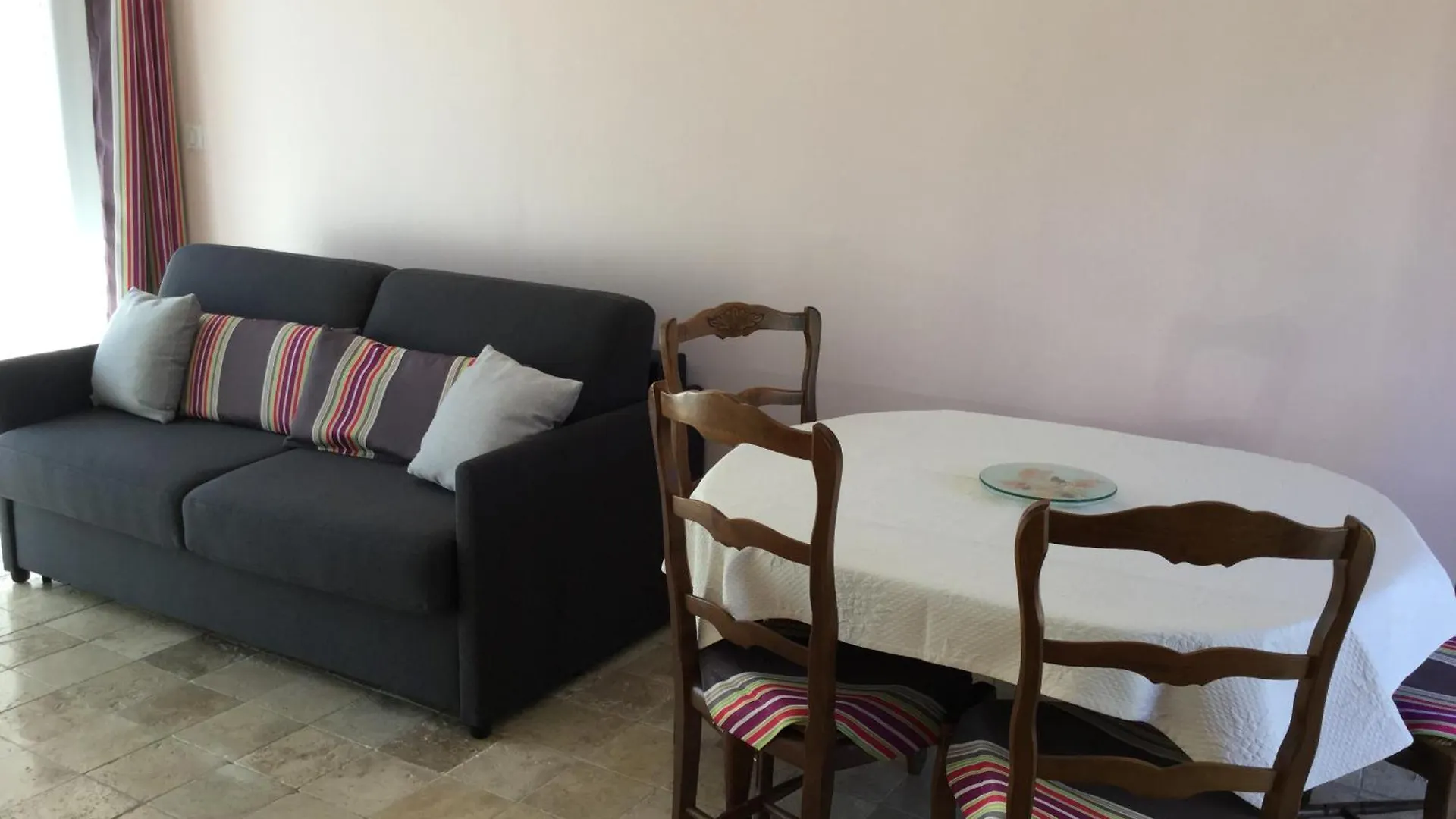 Pretty Gite With Pool In Cavaillon, Beautiful View On The Luberon Mountains, 4 People. 0*, Cavaillon