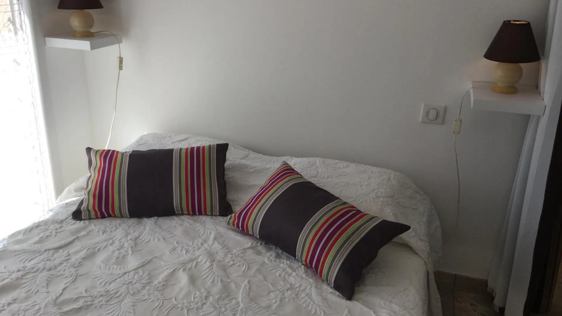 Pretty Gite With Pool In Cavaillon, Beautiful View On The Luberon Mountains, 4 People. France