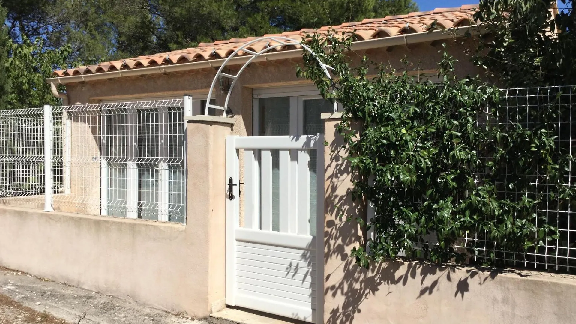 Pretty Gite With Pool In Cavaillon, Beautiful View On The Luberon Mountains, 4 People. Holiday home